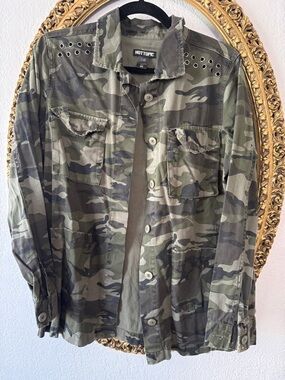 Hot Topic Women’s Camouflage Utility Top - Green Camo